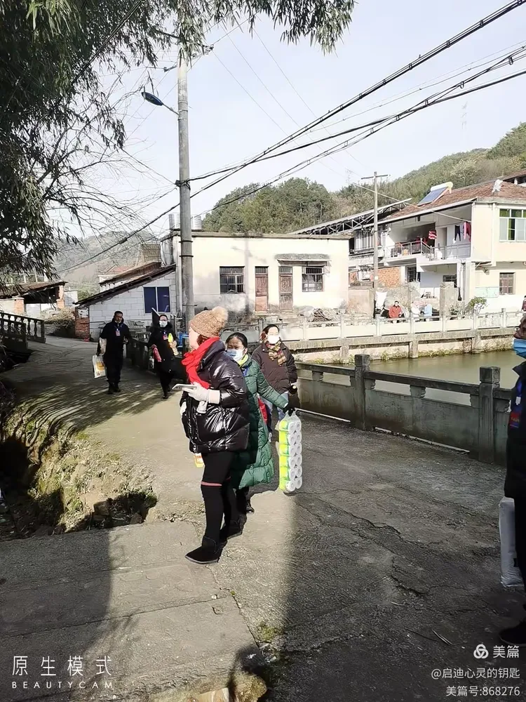 冬日暖阳浣东街道东兴村献爱心